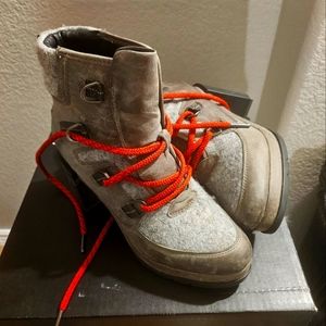 Sorel size 8 grey blakes